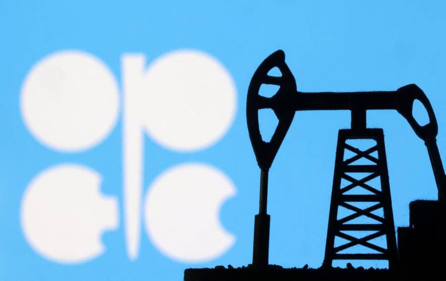 النفط يصعد بعد تمديد أوبك بلس الخفض الطوعي للإنتاج، رويترز