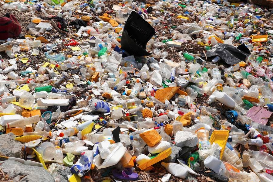 الاتحاد الأوروبي يحظر العبوات البلاستيكية ذات الاستخدام الواحد بداية من 2030، رويترز
