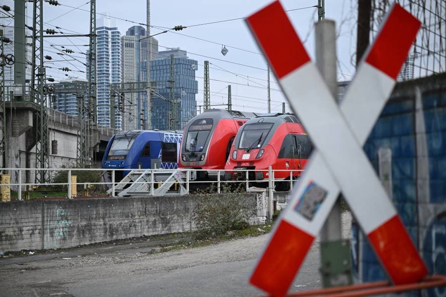 إضراب سائقي القطارات وطواقم طيران لوفتهانزا في ألمانيا