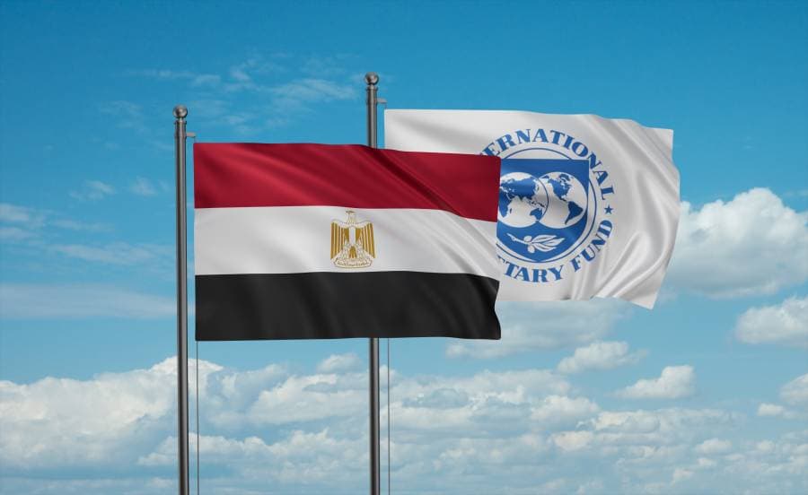 شعار صندوق النقد بجوار علم مصر