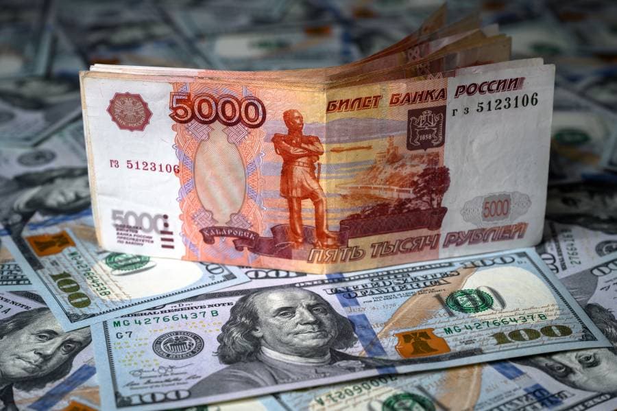 الروبل الروسي أمام الدولار الأميركي