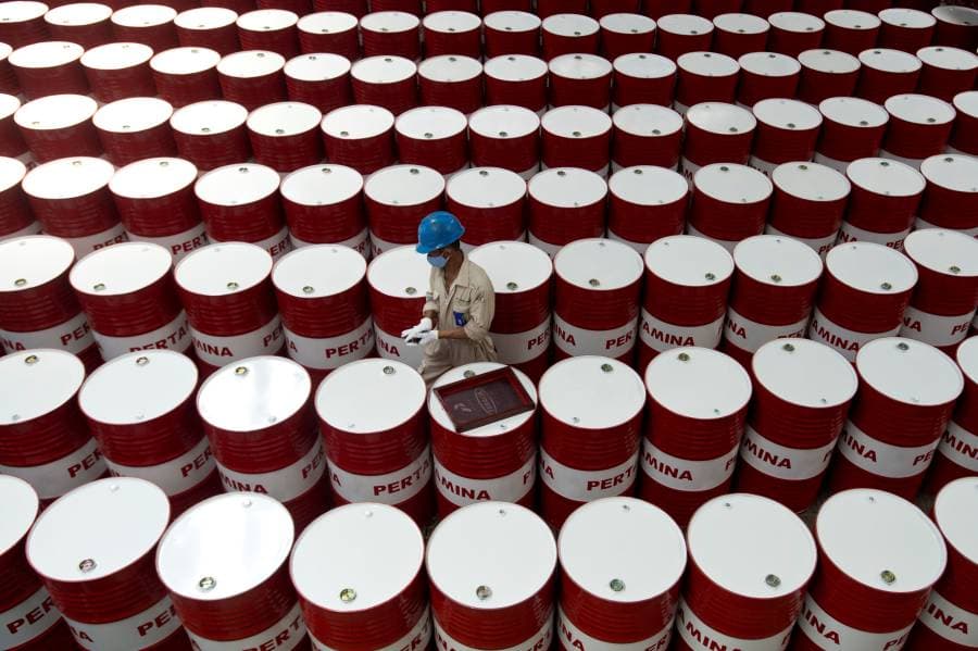 النفط يرتفع بفضل بيانات التصنيع المتفائلة وتصاعد التوتر في الشرق الأوسط، رويترز