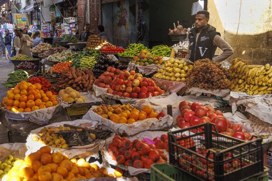 صورة لبائع فاكهة وخضروات في مصر