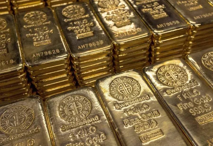 يستمر الذهب في تلقي تدفقات الملاذ الآمن (رويترز)