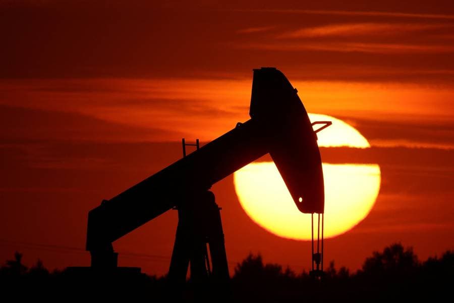 انخفاض أسعار النفط مع تراجع حدة التوترات الجيوسياسية في الشرق الأوسط (رويترز)