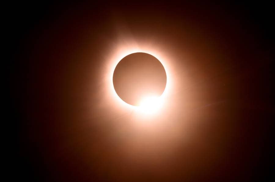 القمر يحجب الشمس أثناء الكسوف الكلي في ولاية إنديانا