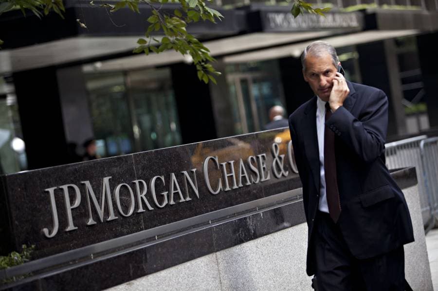 جيه بي مورغان يحذر من سيناريو يشهد ارتفاع أسعار الفائدة إلى أكثر من 8% (رويترز)