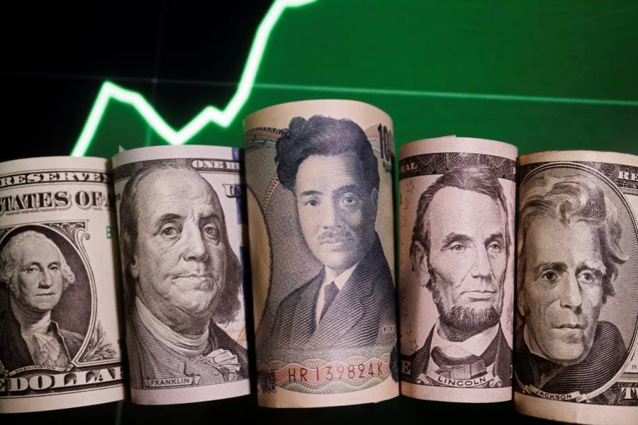 ارتفاع الدولار مقابل الين الياباني إلى أعلى مستوياته منذ منتصف عام 1990