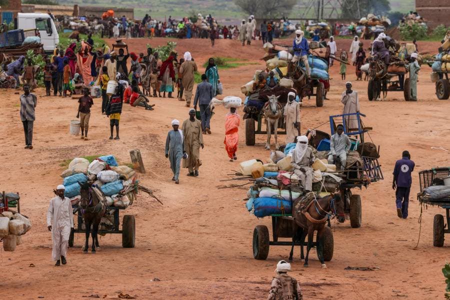 عام من الصراع والنزح في السودان ونقص الجهود الإغاثية يهدد بتفاقم الكارثة (رويترز)