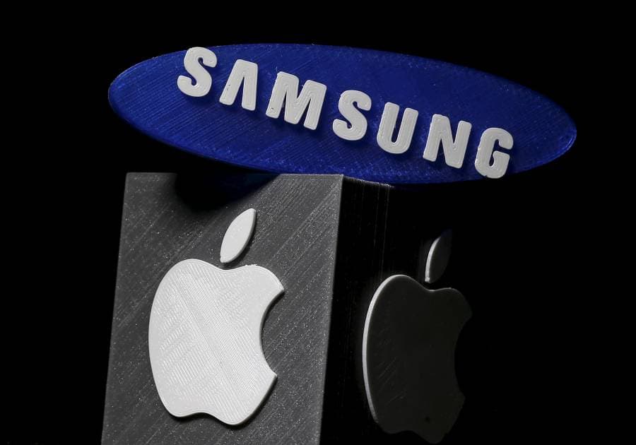 سامسونغ تستعيد عرش الشركة الأكثر مبيعاً للهواتف المحمولة في العالم من أبل (رويترز)