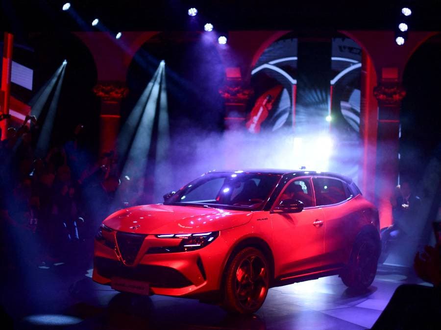 بعد إطلاق ألفا روميو أول سيارة كهربائية من إنتاجها رسمياً «ميلانو»، اضطرت الشركة لتغيير اسمها إلى «جونيور».