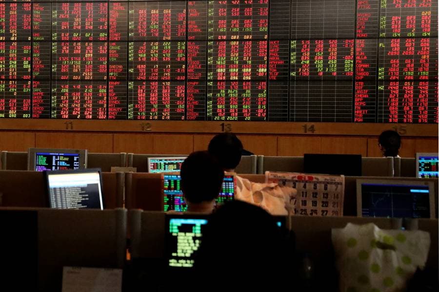 الأسهم الآسيوية تتراجع والتركيز يتحول إلى مصير الفائدة والصين (رويترز)