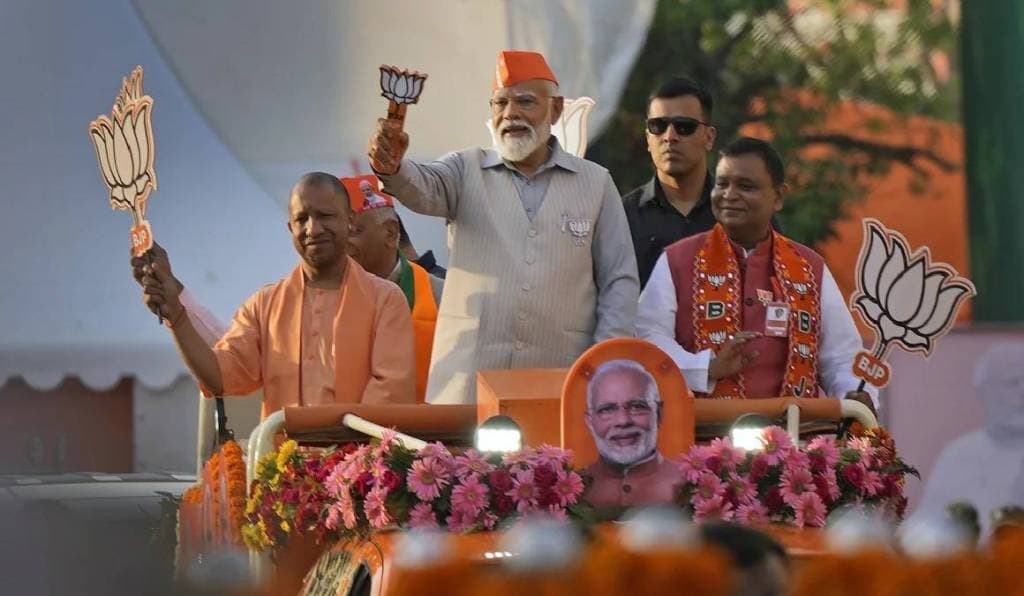 رئيس الوزراء الهندي ناريندرا مودي (في الوسط) أثناء جولة لحملته الانتخابية في السادس من أبريل نيسان 2024. (ا ف ب)