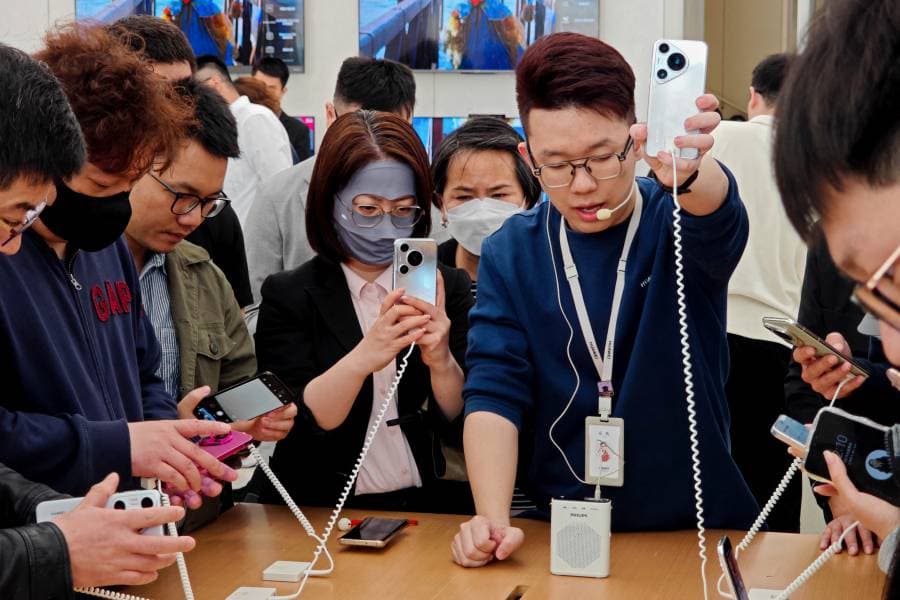 هاتف بورا 70 من هواوي يجتاح الأسواق الصينية وسط الجدل حول رقائقها