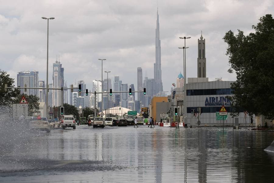 الإمارات تشهد أكبر هطول للأمطار منذ 75 عاماً... تغير مناخي أم تلقيح سحابي؟