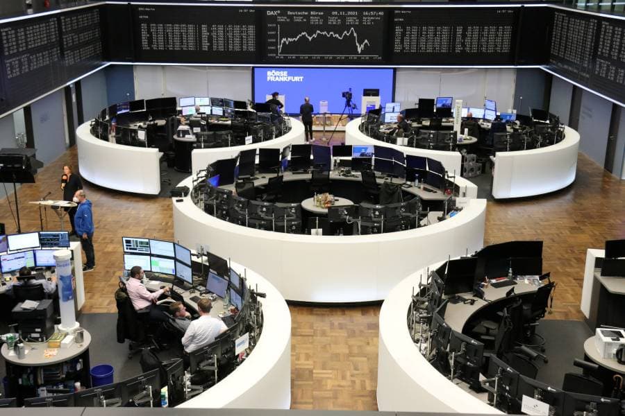 الأسهم الأوروبية تنخفض متأثرة بتراجع أداء البنوك (رويترز)