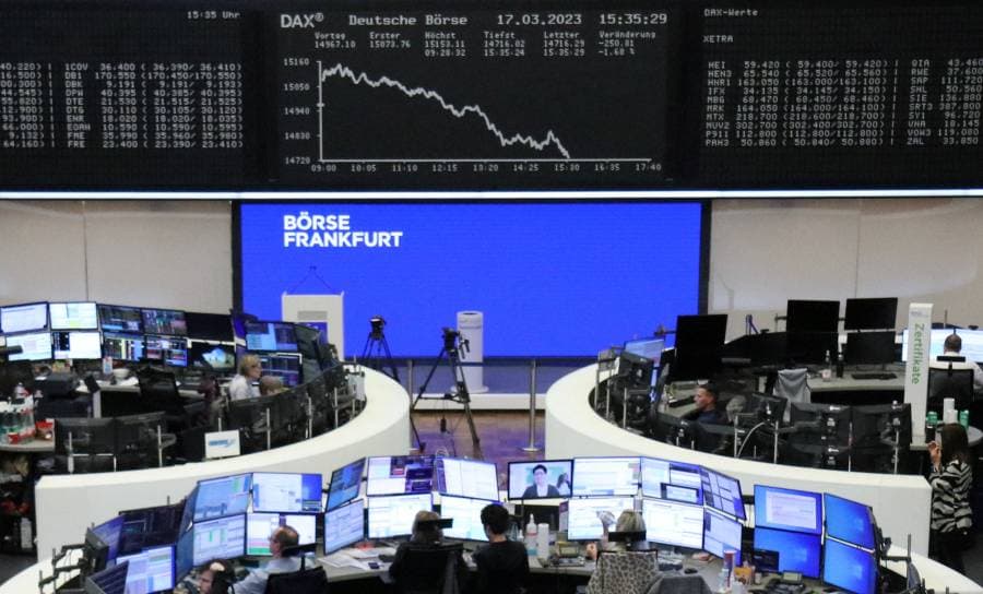 الأسهم الأوروبية تتراجع بعد أرباح باهتة وضعف بيانات الاقتصاد الأميركي (رويترز)