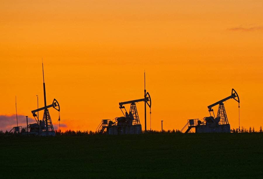 النفط يتراجع وسط مخاوف إزاء الطلب الأميركي على الوقود (رويترز)
