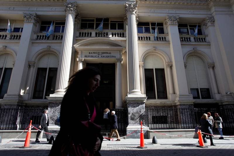 البنك المركزي في الأرجنتين يصدر أكبر ورقة نقدية في البلاد بقيمة 10 آلاف بيزو