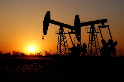 النفط يتراجع ويتجه لتسجيل أكبر انخفاض شهري منذ 2021