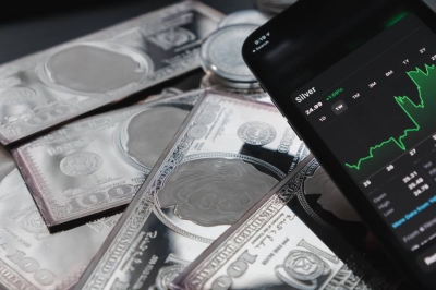 متوقعاً بلوغ الأوقية 70 دولاراً.. روبرت كيوساكي: سعر الفضة سيرتفع 100% في 2026