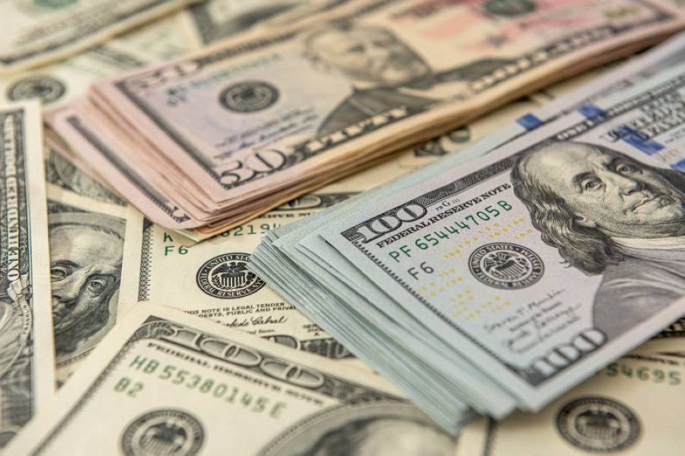 الدولار تحت ضغط وسط ترقب المستثمرين لاتفاقيات التجارة الأميركية
