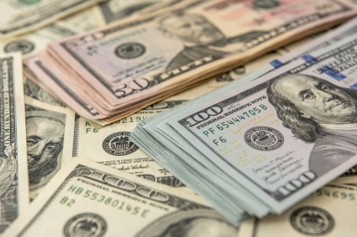 الدولار تحت ضغط وسط ترقب المستثمرين لاتفاقيات التجارة الأميركية