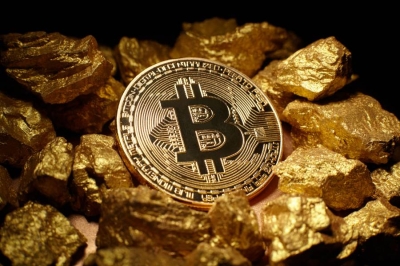 بعد أول اتفاق بشأن الرسوم.. خبير اقتصادي: بيتكوين ترتفع 5% والذهب يخسر 2% 