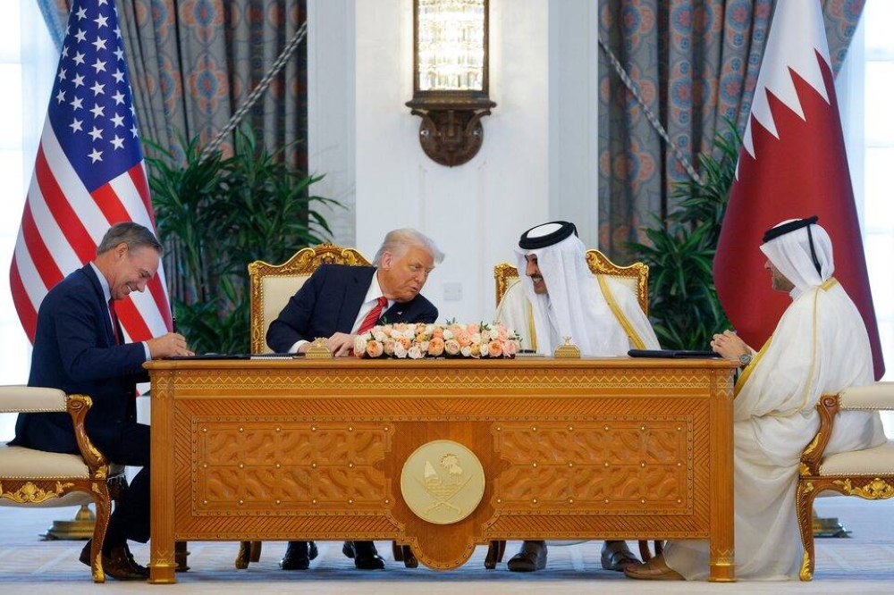 قطر توقع صفقة بـ 200 مليار دولار لشراء طائرات من بوينغ وشهد ترامب وأمير قطر الشيخ تميم بن حمد آل ثاني حفل التوقيع في الدوحة
