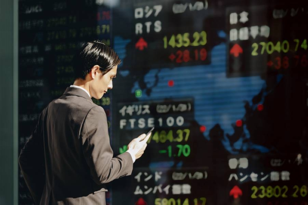 أسهم الصين تتراجع بعد ثلاثة أيام من المكاسب مع استيعاب المستثمرين للبيانات الاقتصادية
