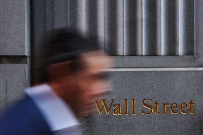 وول ستريت تهوي بعد تصعيد ترامب للحرب التجارية مع أوروبا وأبل