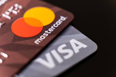 أوروبا تصعّد المواجهة مع فيزا وماستركارد بشأن الرسوم الغامضة