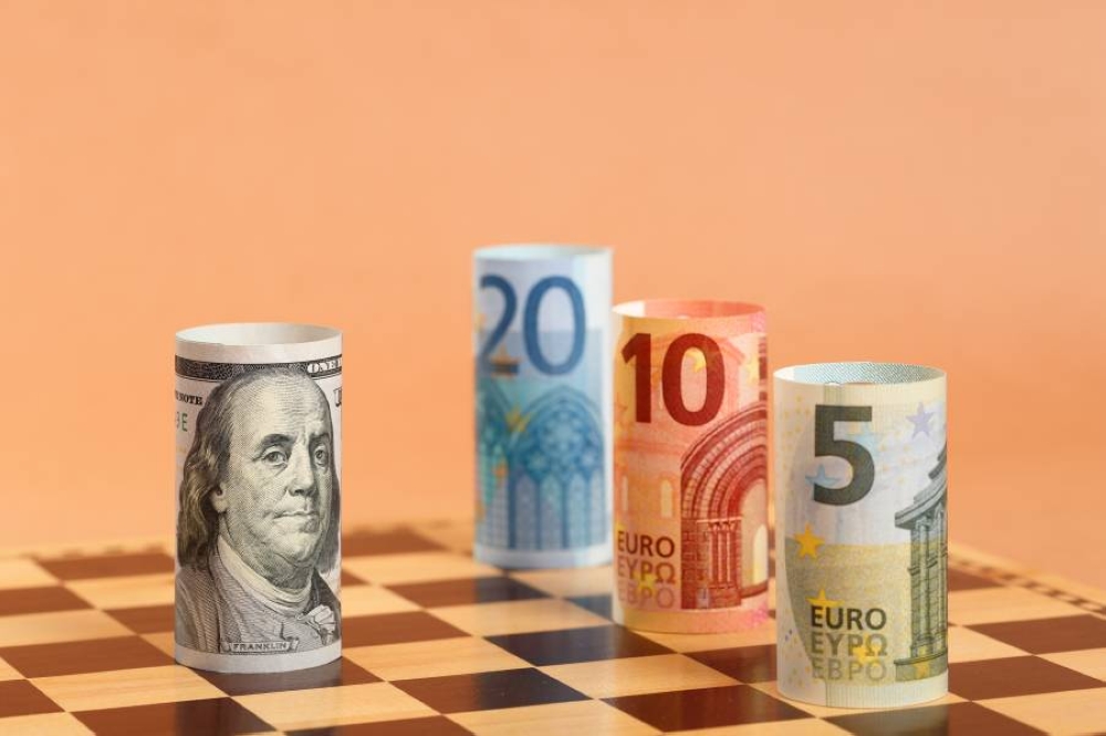 الجنيه الإسترليني يتراجع بعد بيانات ضعيفة من سوق العمل في بريطانيا