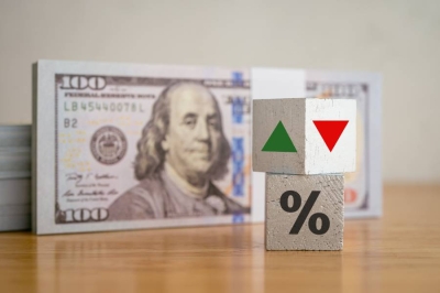 الدولار الأميركي يرتفع مع ترقب المستثمرين لتفاصيل محادثات التجارة بين واشنطن وبكين