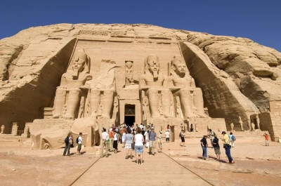 وسط توترات إقليمية.. مصر تتابع انتظام حركة السياحة وتأمين عودة الحجاج