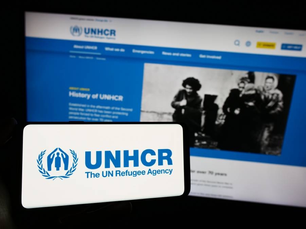  مفوضية اللاجئين تقلّص 3500 وظيفة بسبب أزمة تمويل خانقةفي ضربة قوية لقطاع الإغاثة العالمي، أعلنت مفوضية الأمم المتحدة لشؤون اللاجئين عن خطط لتقليص نحو 3500 وظيفة، أي ما يقارب ثلث تكلفة القوى العاملة، وذلك بسبب أزمة تمويل حادة دفعت الوكالة الأممية إلى إعادة هيكلة واسعة وتقليص حجم عملياتها حول العالم. قال المفوض السامي لشؤون اللاجئين فيليبو غراندي، في بيان رسمي صدر الإثنين، إن المفوضية "مضطرة لتقليص النطاق العام لعملياتها"، مضيفاً أن التعديلات ستتركّز على "الأنشطة التي تُحدث الأثر الأكبر في حياة اللاجئين"، في إشارة إلى ضرورة توجيه الموارد القليلة المتبقية لما هو أكثر إلحاحاً. ومن المتوقع أن تشمل إعادة الهيكلة تقليصاً في عدد الموظفين في المقر الرئيسي والمكاتب الإقليمية، ضمن خطة تهدف إلى تقليل النفقات الإدارية وزيادة الكفاءة التشغيلية. ويأتي هذا القرار في وقت تواجه فيه المفوضية ضغوطاً متزايدة مع تصاعد الأزمات الإنسانية في مناطق عدة من العالم، من بينها النزاعات المسلحة وتغير المناخ والأزمات الاقتصادية، في ظل تراجع ملحوظ في مساهمات المانحين. تعكس هذه الخطوة واقعاً قاسياً تواجهه المنظمات الإنسانية، التي أصبحت تقف بين مطرقة الحاجات المتزايدة وسندان شح التمويل الدولي. وبرغم توسّع عدد اللاجئين والنازحين حول العالم، تواجه الوكالات الأممية صعوبات في جمع التبرعات الكافية لتغطية الحد الأدنى من الاحتياجات. قرار مفوضية اللاجئين ليس مجرد تقليص إداري، بل قد تكون له آثار مباشرة على ملايين اللاجئين الذين يعتمدون على خدماتها، من الإيواء والرعاية الصحية إلى التعليم والدعم النفسي. بينما ترتفع أصوات الضعفاء في مخيمات اللجوء، تنخفض قدرة المؤسسات الأممية على الاستجابة. وفيما تحاول مفوضية اللاجئين الحفاظ على الحد الأدنى من التأثير في بيئة مليئة بالقيود، يبقى مصير الكثير من اللاجئين معلّقاً على أمل تمويل لم يعد مضموناً.