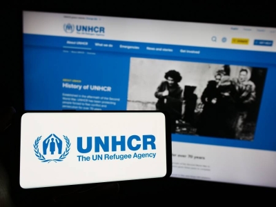  مفوضية اللاجئين تقلّص 3500 وظيفة بسبب أزمة تمويل خانقةفي ضربة قوية لقطاع الإغاثة العالمي، أعلنت مفوضية الأمم المتحدة لشؤون اللاجئين عن خطط لتقليص نحو 3500 وظيفة، أي ما يقارب ثلث تكلفة القوى العاملة، وذلك بسبب أزمة تمويل حادة دفعت الوكالة الأممية إلى إعادة هيكلة واسعة وتقليص حجم عملياتها حول العالم. قال المفوض السامي لشؤون اللاجئين فيليبو غراندي، في بيان رسمي صدر الإثنين، إن المفوضية "مضطرة لتقليص النطاق العام لعملياتها"، مضيفاً أن التعديلات ستتركّز على "الأنشطة التي تُحدث الأثر الأكبر في حياة اللاجئين"، في إشارة إلى ضرورة توجيه الموارد القليلة المتبقية لما هو أكثر إلحاحاً. ومن المتوقع أن تشمل إعادة الهيكلة تقليصاً في عدد الموظفين في المقر الرئيسي والمكاتب الإقليمية، ضمن خطة تهدف إلى تقليل النفقات الإدارية وزيادة الكفاءة التشغيلية. ويأتي هذا القرار في وقت تواجه فيه المفوضية ضغوطاً متزايدة مع تصاعد الأزمات الإنسانية في مناطق عدة من العالم، من بينها النزاعات المسلحة وتغير المناخ والأزمات الاقتصادية، في ظل تراجع ملحوظ في مساهمات المانحين. تعكس هذه الخطوة واقعاً قاسياً تواجهه المنظمات الإنسانية، التي أصبحت تقف بين مطرقة الحاجات المتزايدة وسندان شح التمويل الدولي. وبرغم توسّع عدد اللاجئين والنازحين حول العالم، تواجه الوكالات الأممية صعوبات في جمع التبرعات الكافية لتغطية الحد الأدنى من الاحتياجات. قرار مفوضية اللاجئين ليس مجرد تقليص إداري، بل قد تكون له آثار مباشرة على ملايين اللاجئين الذين يعتمدون على خدماتها، من الإيواء والرعاية الصحية إلى التعليم والدعم النفسي. بينما ترتفع أصوات الضعفاء في مخيمات اللجوء، تنخفض قدرة المؤسسات الأممية على الاستجابة. وفيما تحاول مفوضية اللاجئين الحفاظ على الحد الأدنى من التأثير في بيئة مليئة بالقيود، يبقى مصير الكثير من اللاجئين معلّقاً على أمل تمويل لم يعد مضموناً.