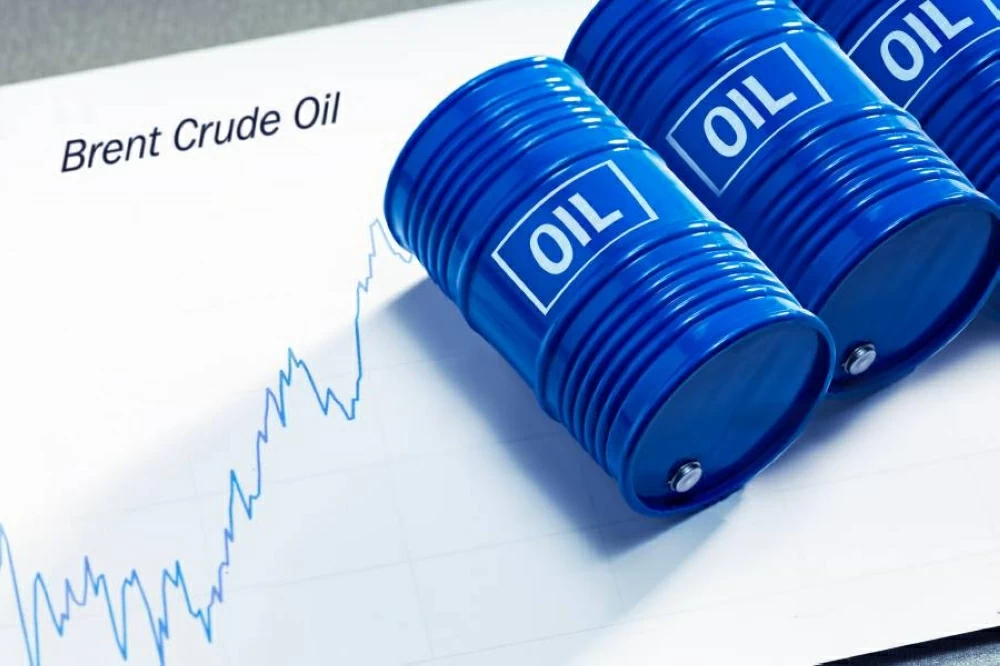 أسعار النفط تصعد مجدداً مع تراجع الدولار وعودة التركيز إلى مؤشرات الطلب