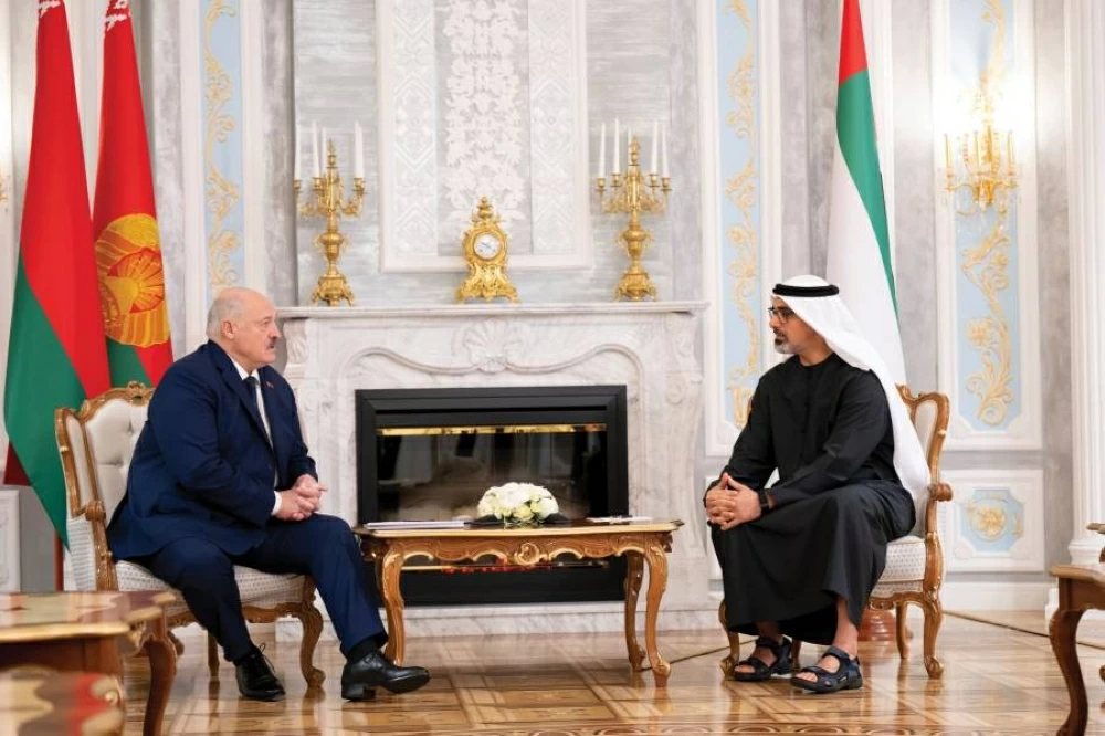 ولي عهد أبوظبي يبحث تعزيز الشراكة الاقتصادية مع رئيس بيلاروسيا