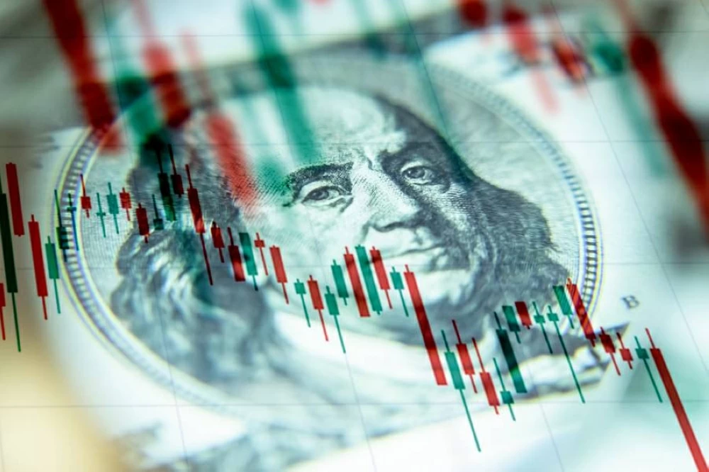 الدولار يتراجع بعد مطالبة ترامب لعضوة في الفيدرالي بالاستقالة 