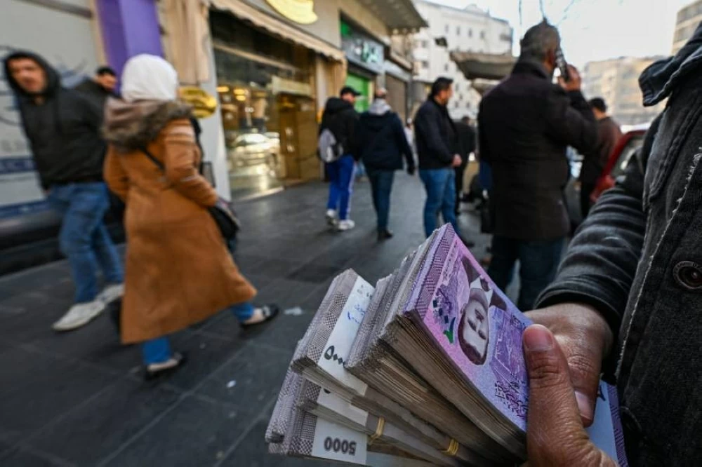 سعر صرف الليرة السورية يعاود التراجع أمام الدولار اليوم الأربعاء 