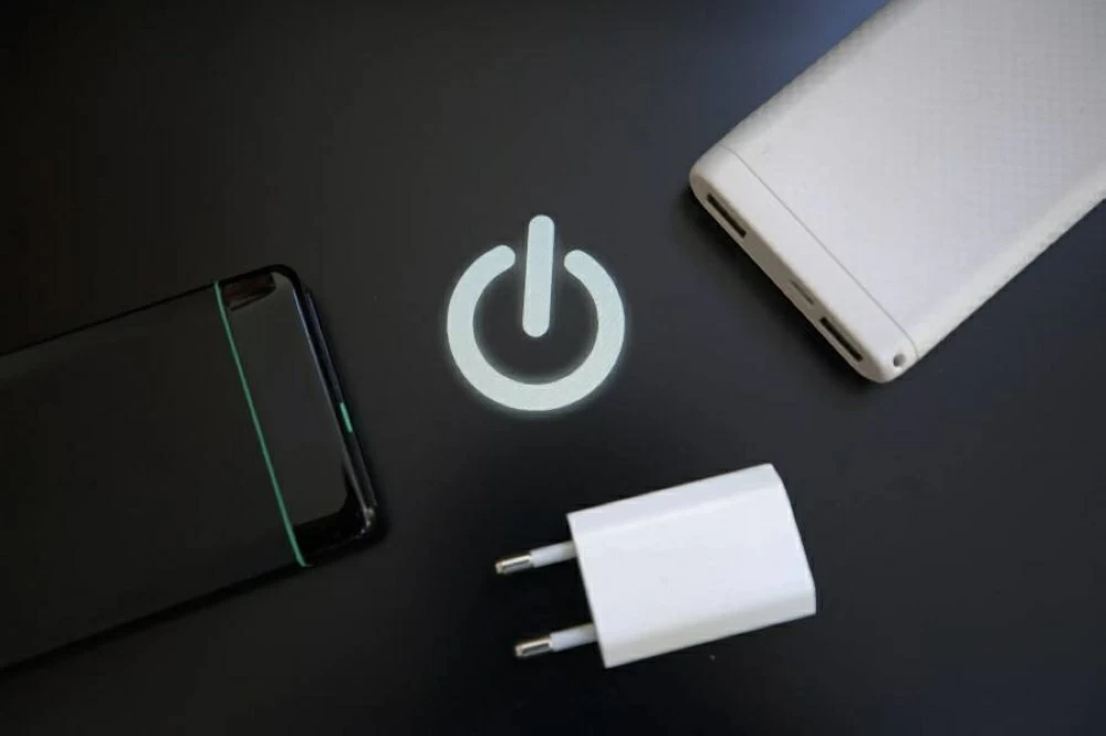 طيران الإمارات وفلاي دبي تحظران استخدام «الباور بانك» على متن الرحلات 