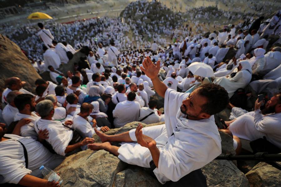 الحجاج يواصلون أداء المناسك في يوم النحر.. وينتهون من رمي جمرة العقبة