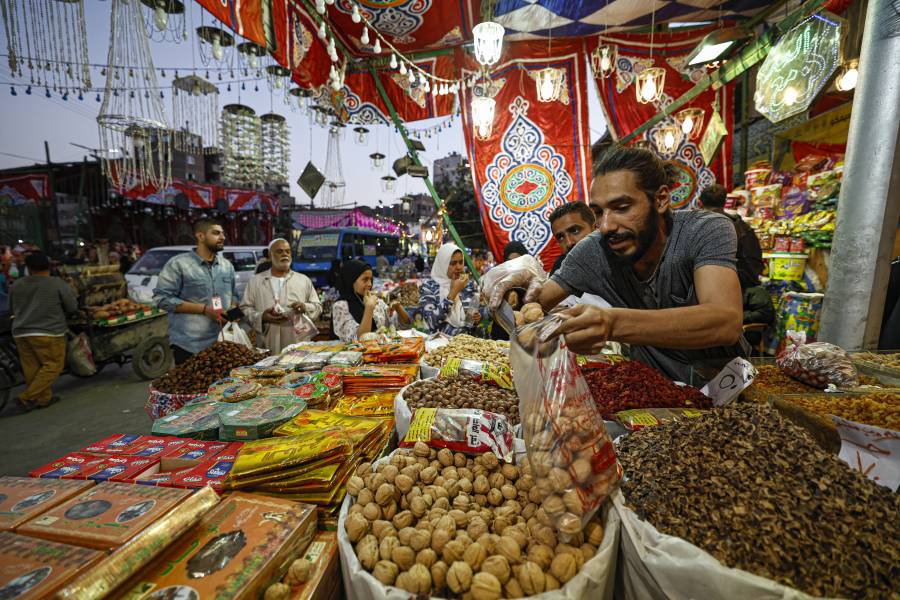 &laquo;نكتفي بالنظر للسلع&raquo;.. مصريون يكتوون بنار الأسعار قبل رمضان