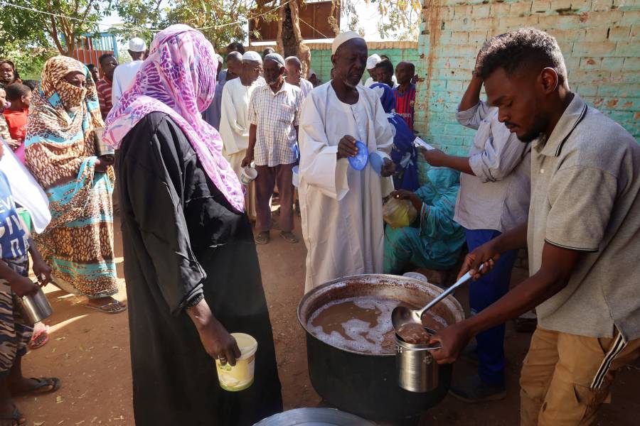 مع استفحال أزمة الجوع.. سودانيون يقتاتون على التراب وأوراق الشجر