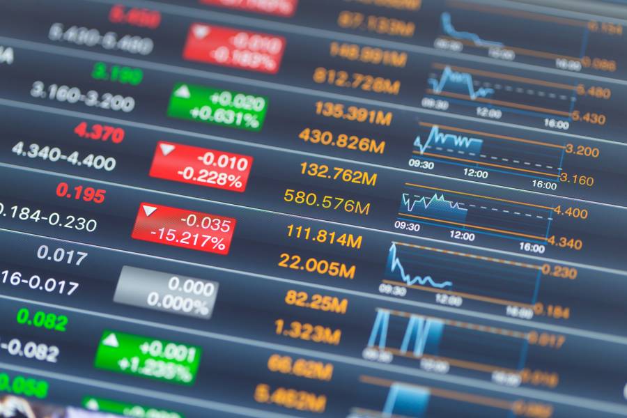 الأسواق تتقلب بين بيانات الاقتصاد الأميركي والتيسير النقدي الأوروبي