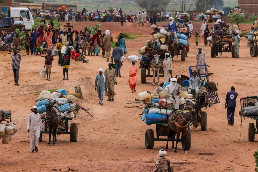 عام من الصراع والنزوح في السودان ونقص الجهود الإغاثية يهدد بتفاقم الكارثة (رويترز)